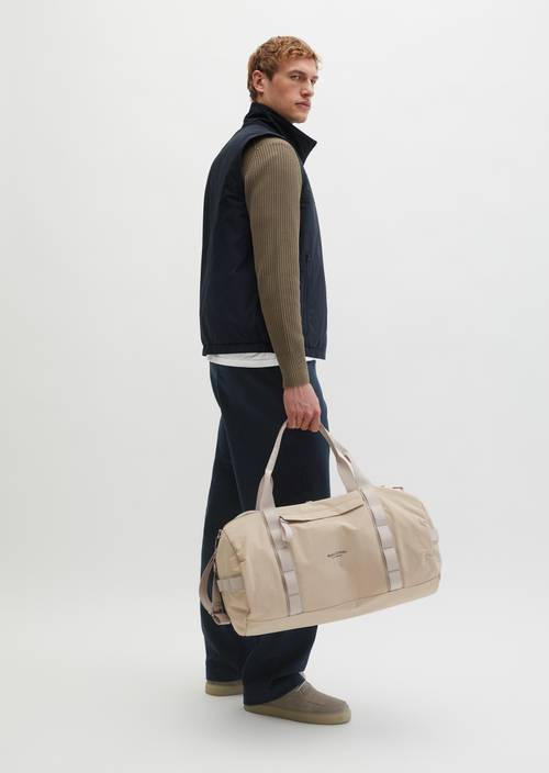 Weekender medium Linen Beige getragen am Model