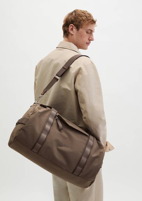 Weekender medium Dark Nickle getragen am Model