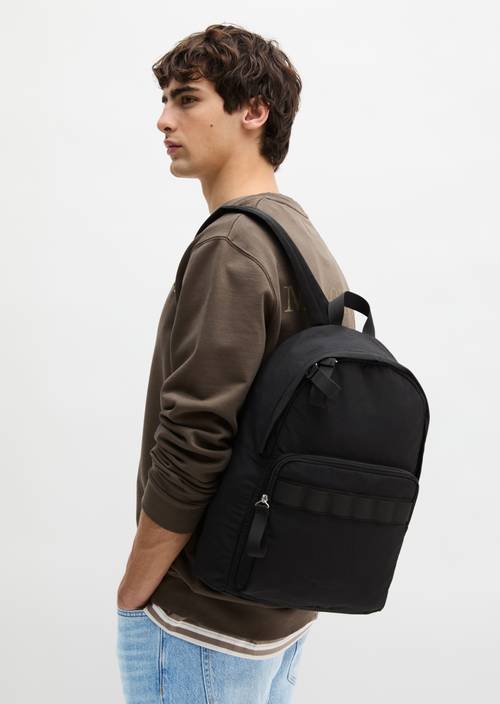 Rucksack medium Black getragen am Model