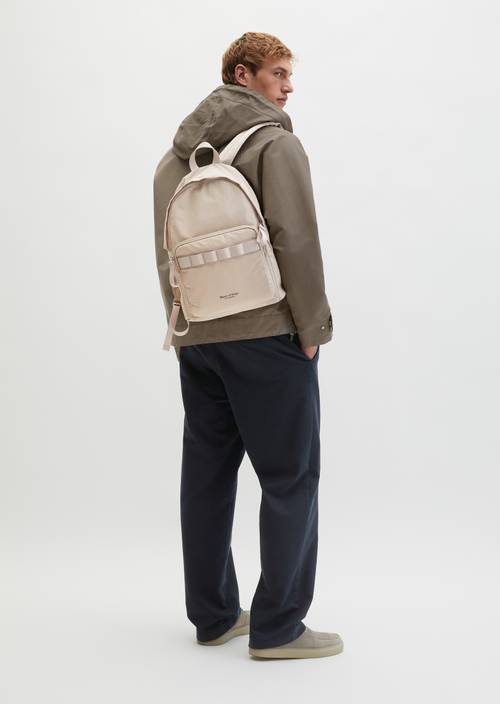 Rucksack medium Linen Beige getragen am Model