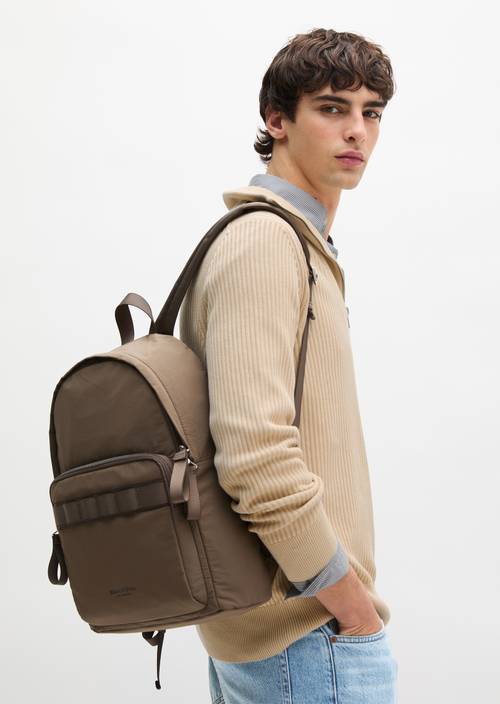 Rucksack medium Dark Nickle getragen am Model