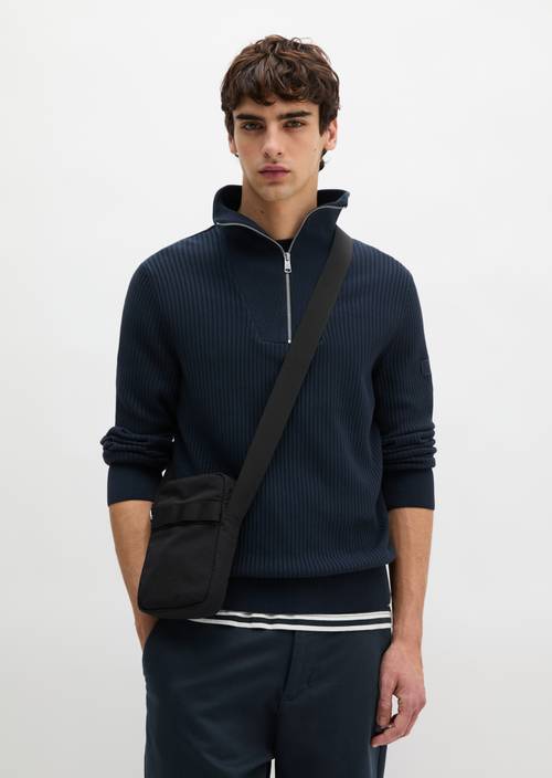 Crossbody Bag small Black getragen am Model