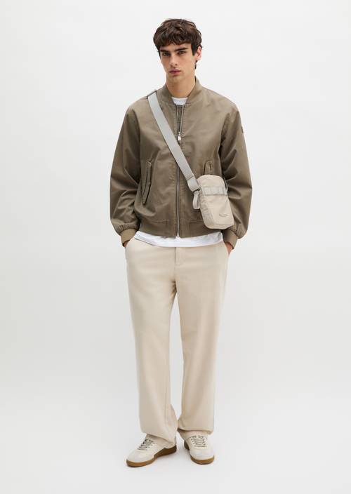 Crossbody Bag small Linen Beige getragen am Model