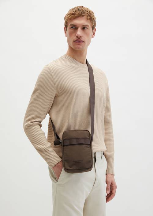 Crossbody Bag small Dark Nickle getragen am Model