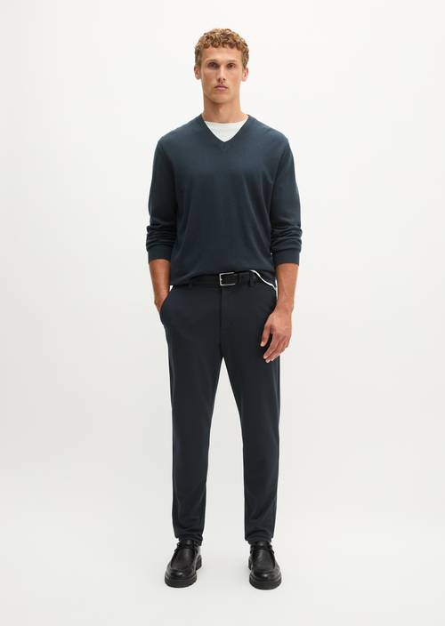 Hose Model Morot Jogger tapered Deep Night Blue in Frontalansicht