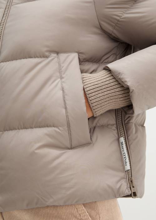 Puffer-Daunenjacke mit Kapuze regular Earthy Taupe in Detailansicht