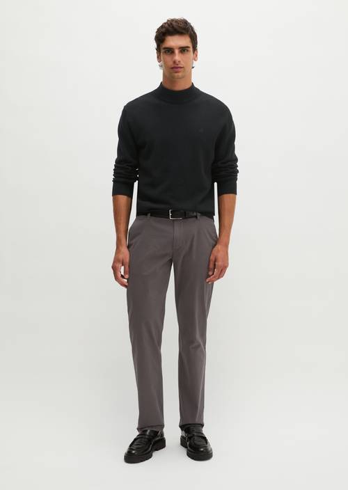 Chino Model Mads regular Charcoal in Frontalansicht