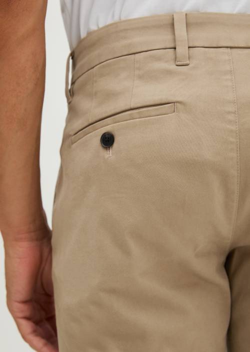 Chino Model Mads Regular Pale Khaki in detail view