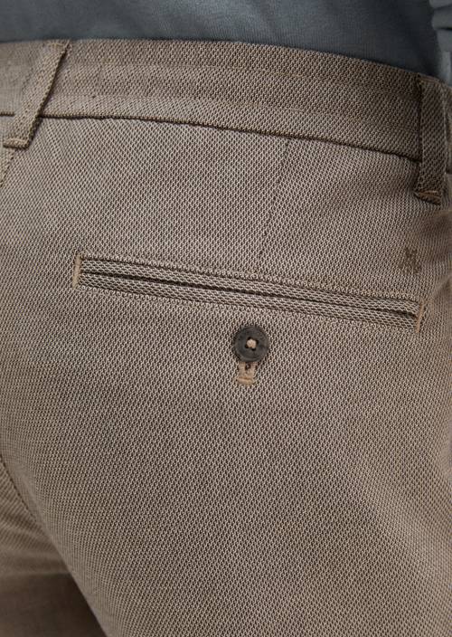 Chino Model Stig Jogger Pleats shaped Dark Brown in detail view