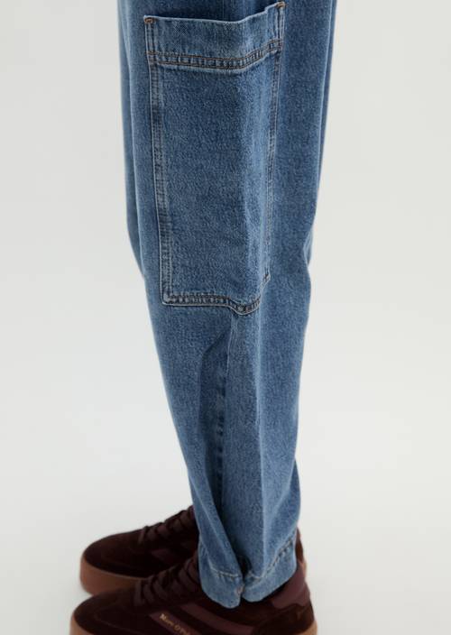 Jeans model Lara cargo barrel Medium Blue in detailaanzicht