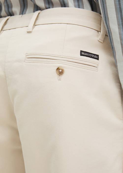 Chino modèle Bent relaxed Grey Silk en vue détaillée