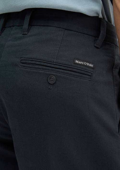 Chino Model Bent relaxed Peppercorn Grey in Detailansicht
