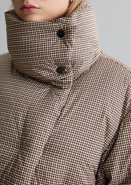 Gemusterte Pufferjacke regular Light Brown in Detailansicht
