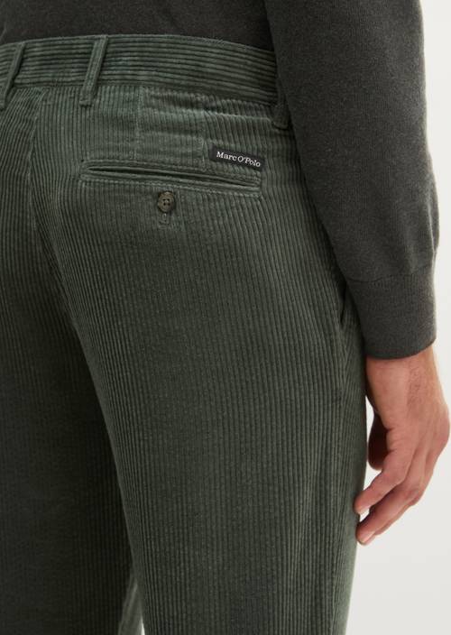 Pantalon en velours côtelé modèle Osby, à plis et coupe fuselée Skipping Stone en vue détaillée