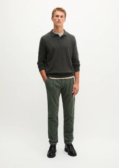 Pantalon en velours côtelé modèle Osby, à plis et coupe fuselée Skipping Stone en vue de face