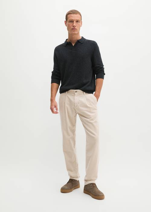 Cordhose Model Osby pleats tapered Linen Beige in Frontalansicht