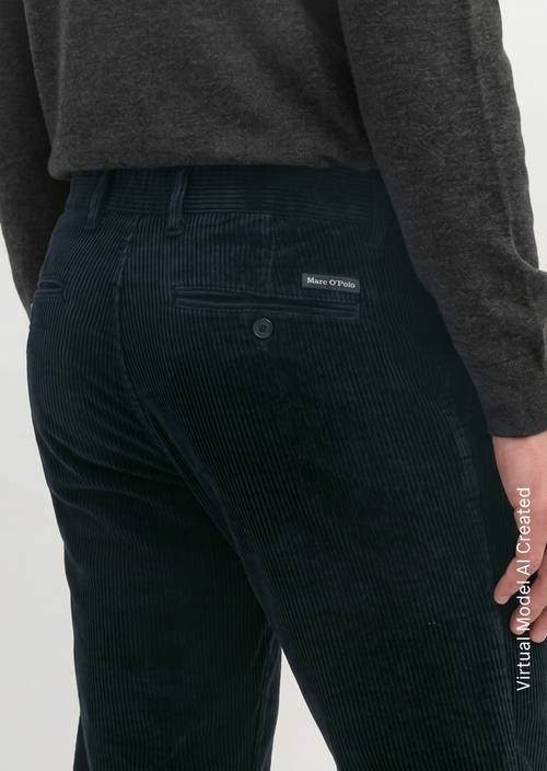 Cordhose Model Osby pleats tapered Dark Navy in Detailansicht