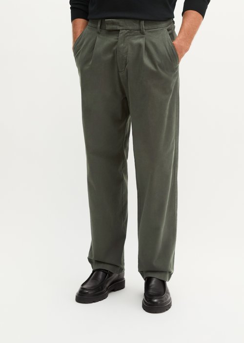 Chino Model Mossbo Pleats Straight — Wooden Earth