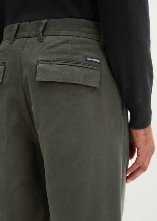 Chino Model Mossbo Pleats Straight — Wooden Earth