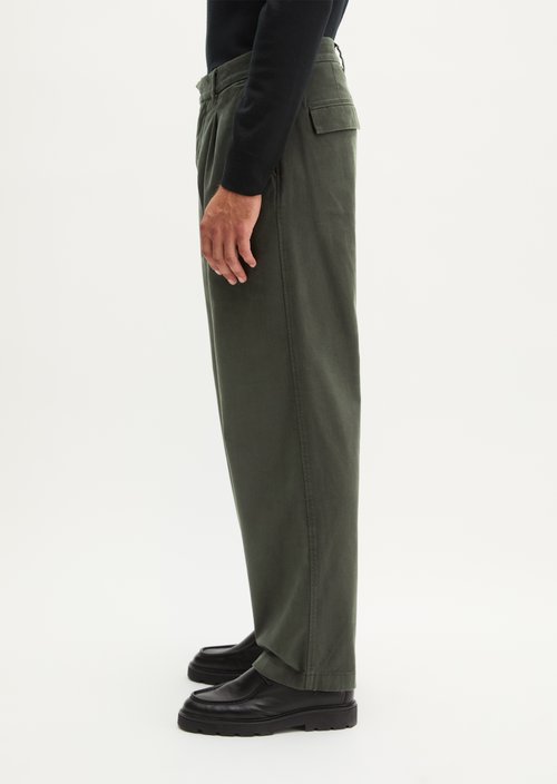 Chino Model Mossbo Pleats Straight — Wooden Earth