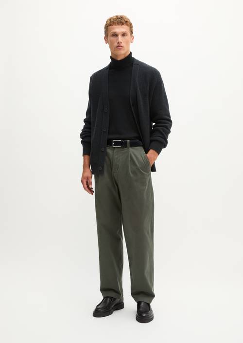 Chino Model Mossbo pleats straight Wooden Earth in Frontalansicht