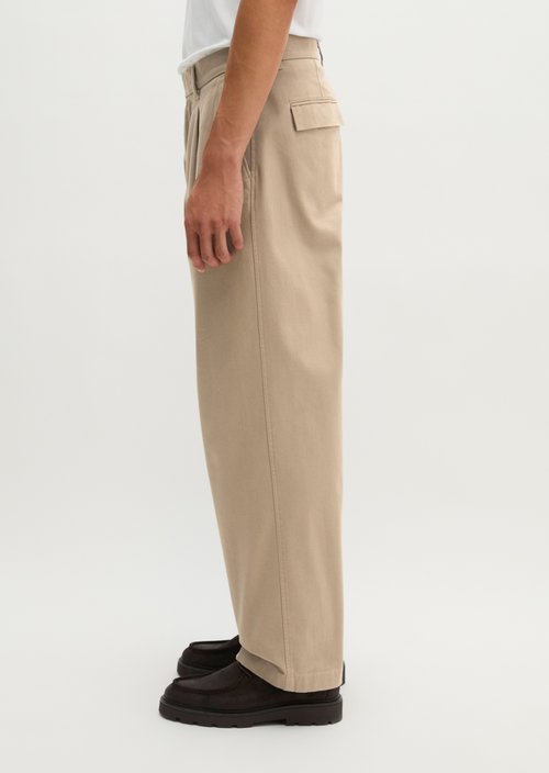 Chino Model Mossbo Pleats Straight — Charleston Gray