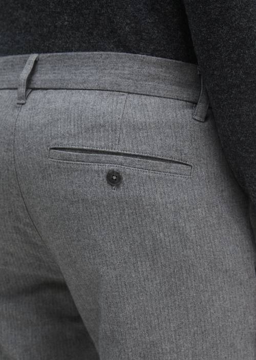 Chino Model Stig Jogger shaped Medium Grey in Detailansicht