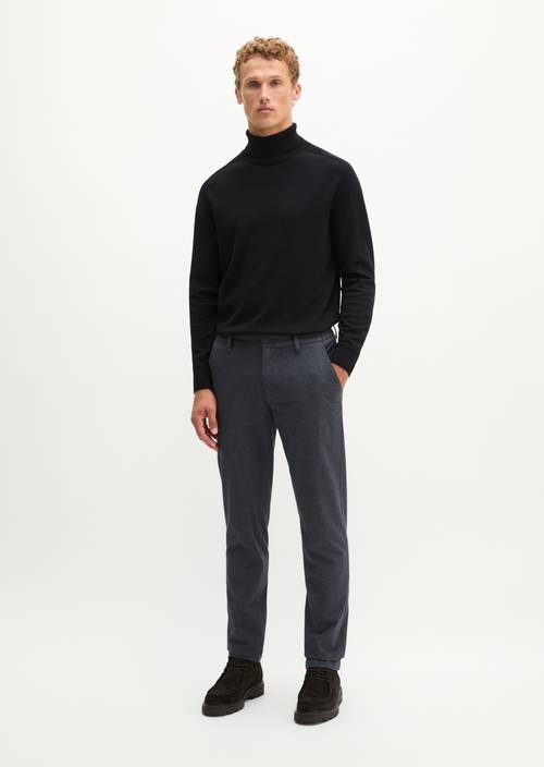 Chino Model Stig Jogger-Style Black in front view