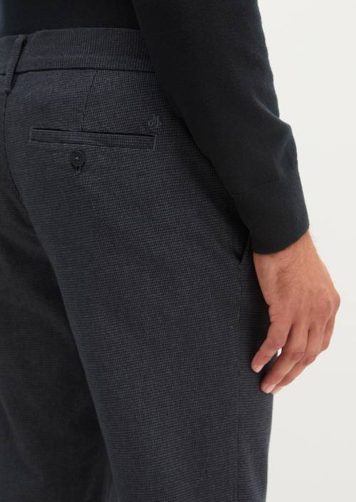 Chino Model Stig Jogger-Style Black in detail view