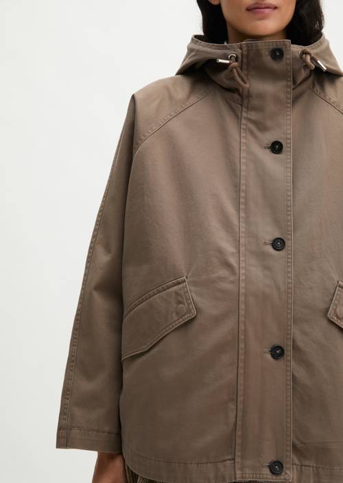 Veste cape avec capuche relaxed garment-dyed Stone Taupe en vue détaillée