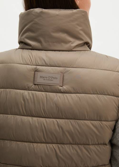 Lightweight quilted vest fitted Stone Taupe in detail view