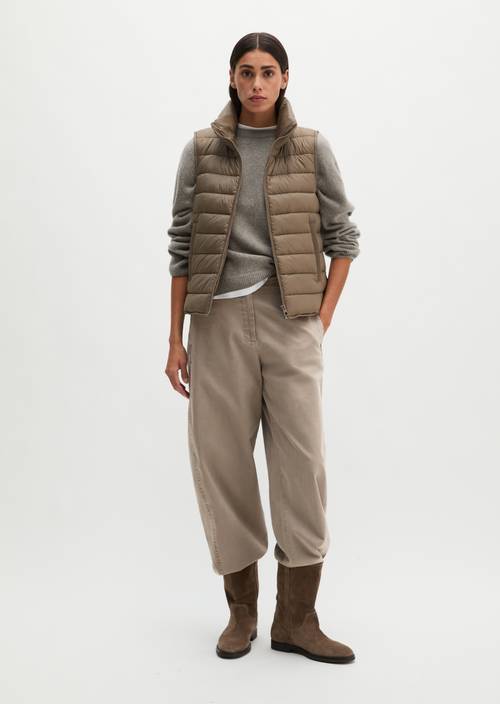 Lightweight quilted vest fitted Stone Taupe in front view