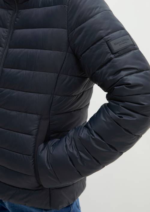 Leichte Steppjacke fitted Maritime Blue in Detailansicht