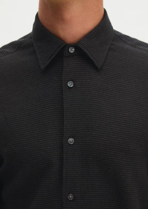 Con forma de camisa Black en vista detallada