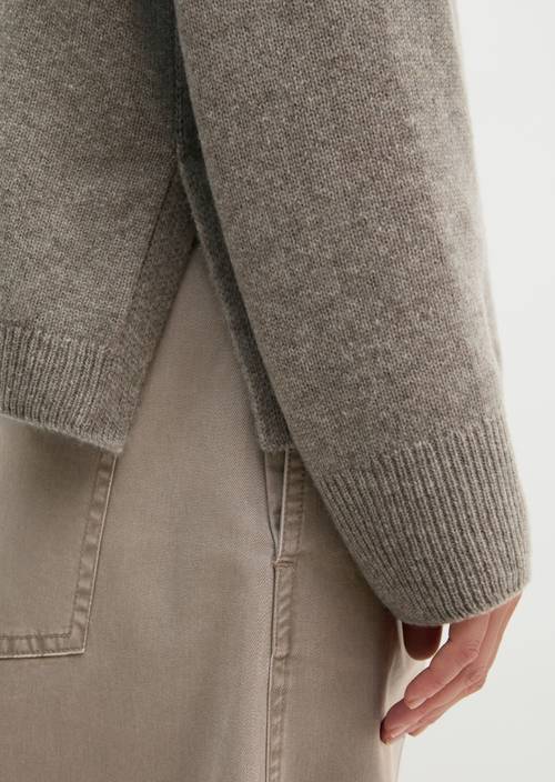 Pullover loose Stone Taupe Melange in Detailansicht