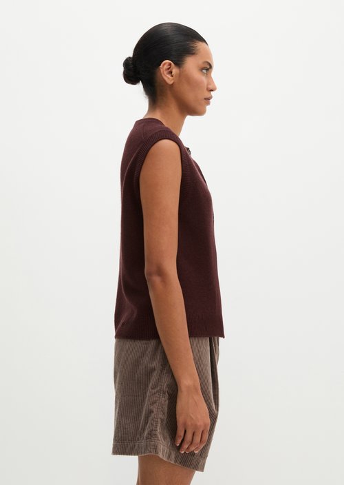 Regular sleeveless cardigan — Black Cherry