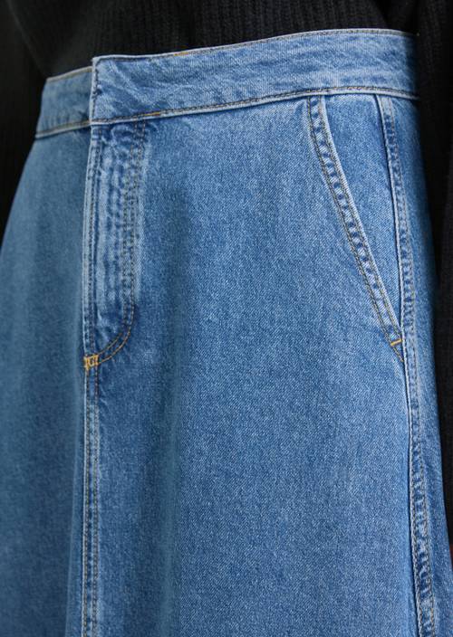 Džínová sukně v délce lýtka ve tvaru A Bright Blue v detailním pohledu