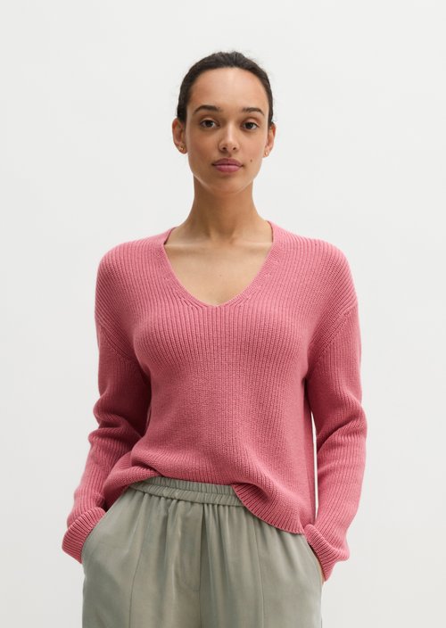 Relaxed V-neck sweater — Berry Rose