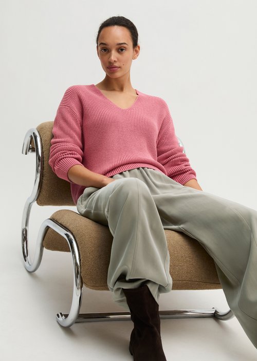 Relaxed V-neck sweater — Berry Rose