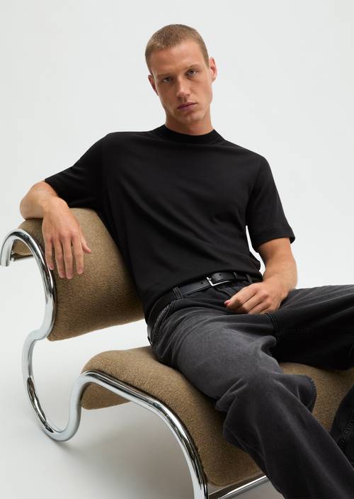 T-shirt coupe classique Black en vue de face