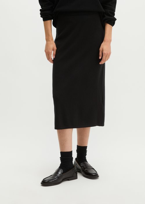 Slim-Fit Fine-Knit Skirt — Black