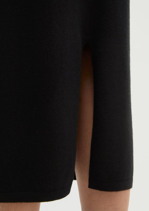 Slim-Fit Fine-Knit Skirt — Black
