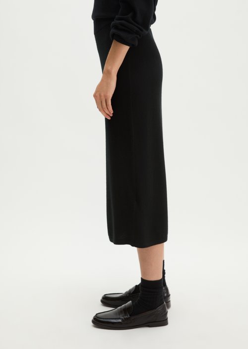Slim-Fit Fine-Knit Skirt — Black