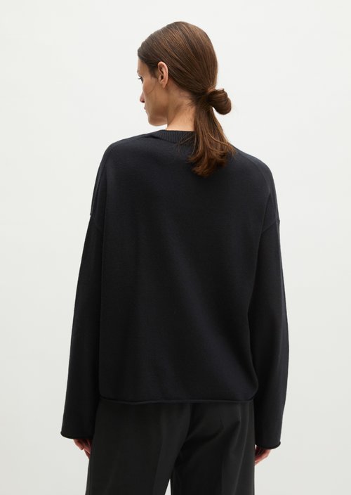 Loose-fitting V-neck sweater — Black