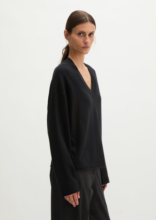 Loose-fitting V-neck sweater — Black
