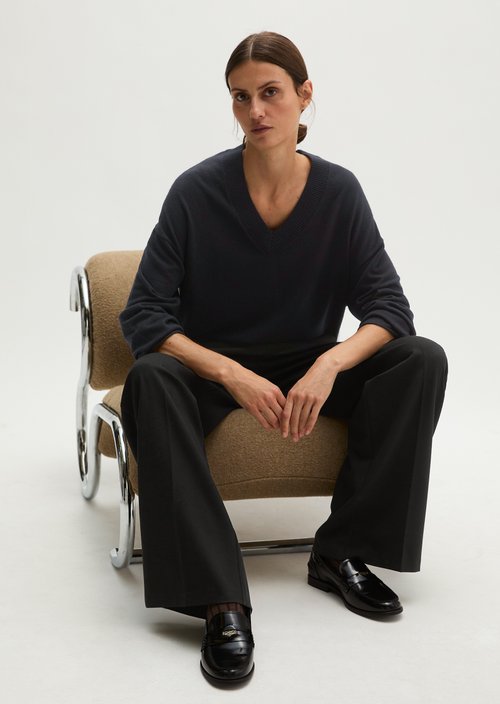 Loose-fitting V-neck sweater — Black