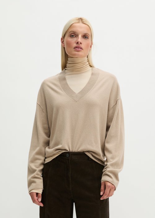 Loose-fitting V-neck sweater — Earthy Taupe