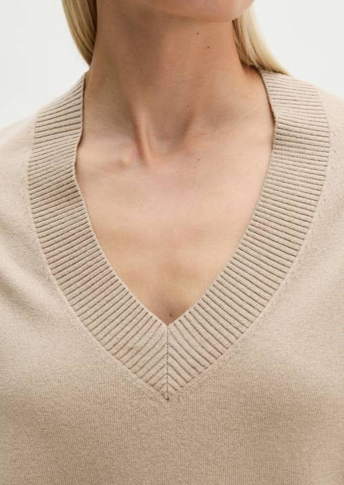 Volný svetr s výstřihem do V Earthy Taupe v detailním pohledu