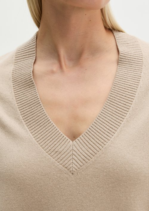 Loose-fitting V-neck sweater — Earthy Taupe