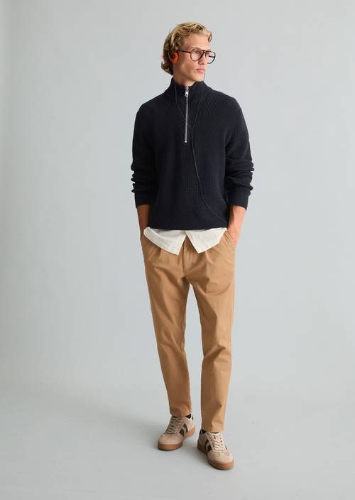 Hose Model Anders pleats cropped Roasted Peanut in Frontalansicht